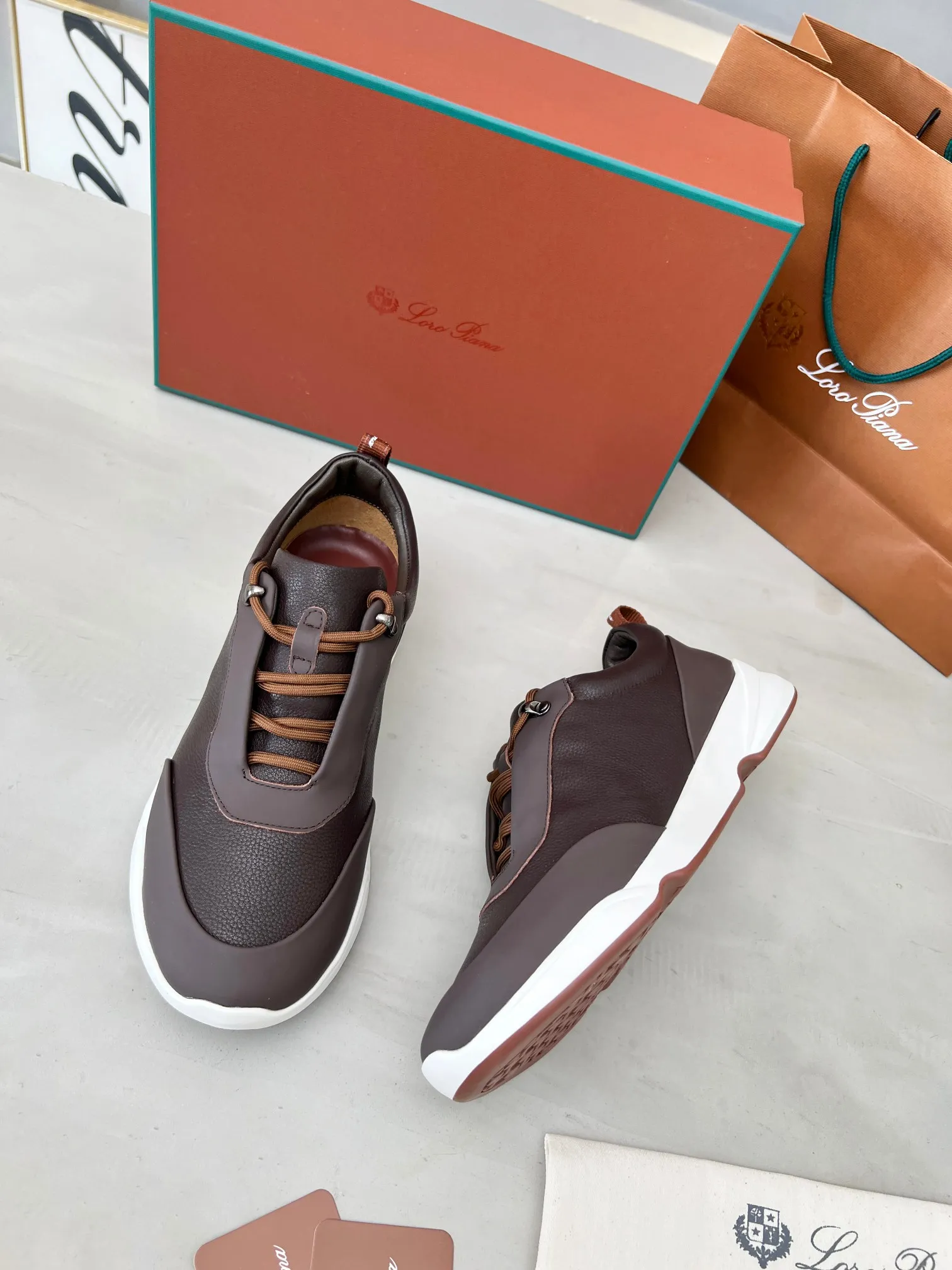 Men's shoes 💰660 🧚‍♂️Loro Piana*👉Top genuine grade👉Buy the original 1:1 copy💯💯💯 Founded the existing Loro Piana company on April 24, 1924. It is now the sixth generation of family business, providing top-quality products to customers who are discerning about taste and quality. ❤️ Imported silk calfskin and South Korean natural cowhide. The interior is made of imported A-grade water-dyed cowhide. 💯💯💯 Original molded base. 💯Authentic packaging code number: 39-46